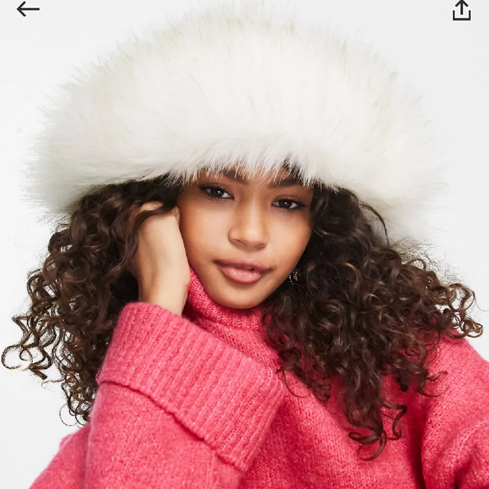 Helt ny bara testad ifrån asos, märket är skinnydip. Nytt pris 320kr . Finns online ännu.. Asusteet.