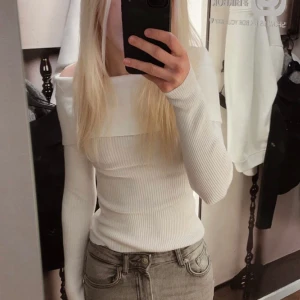 Vit tröja - Superfin tröja från bikbok, har använts 1 gång sedan jag köpte den. 