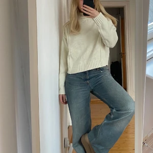 Stickad polotröja  - Underbar stickad polotröja från Zara. Supergosig och jättesnygg till ett par lågmidjade byxor.🥰✨