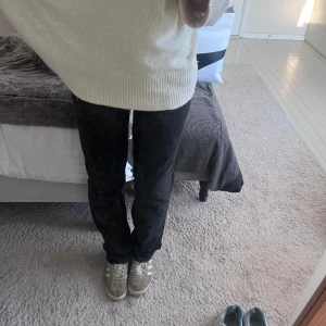 Lågmidjade jeans  - Jättefina, raka lågmidjade jeans från zara. Endast använt fåtal gånger💖