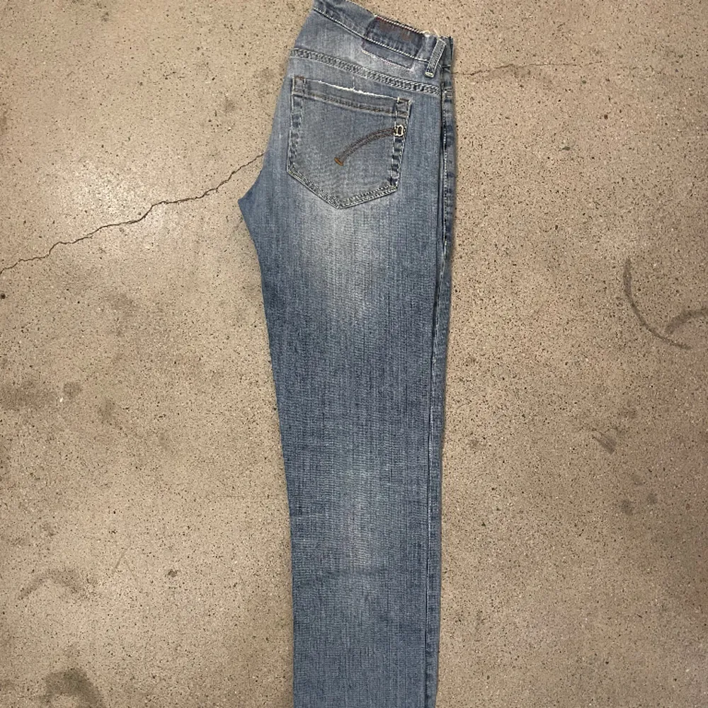 Tja! Säljer dessa riktigt snygga Dondup jeans i storlek 32. Jeansen är i modellen George och i fint skick! Nypris runt 3000 säljes för endast 699. Hör av er om ni har några frågor eller funderingar!. Jeans & Byxor.