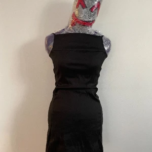 Svart kort klänning  - Supersnygg svart kort klänning xs 