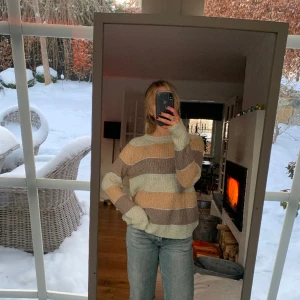 Drömmig stickad tröja😇 - En super härlig, fint stickad tröja i olika färger. Det går en glitter rad mellan varje färg vilket ger den extra liv! Funkar alla årstider och extra perfekt nu till våren🌸☀️