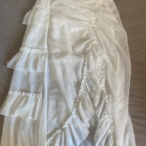 Vit maxi kjol - Säljer denna jättefina vita maxi kjol med slits på. Aldrig använts så är i mycket bra skick! För fler bilder eller mått skriv till mig privat🩷