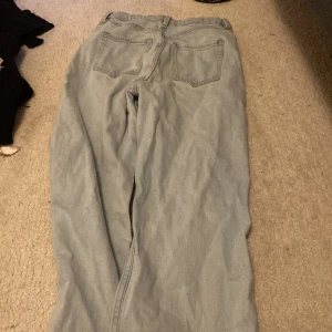 Ett par jeans blåa  - Säljer ett par jeans blåa. Använt 5 ggr. 