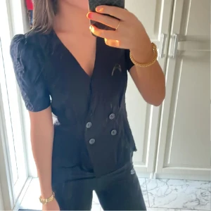 Other stories topp   - Jättefin topp/blus från Other stories i fint skick! Köpt här på Plick och är helt oanvänd av mig. Köparen står för frakt. Tryck gärna på köp nu!💕