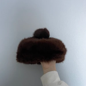Mössa minkpäls - Äkta minkpäls. Köptes i en vintagebutik några år sen. Andvänd fåtal gånger av mig. Mycket fint skick! 
