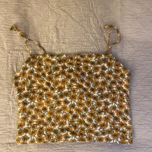 Linne från bikbok  - Solrosmönstrat linne från bikbok