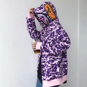 Bape / A Bathing Ape Hoodie, Large - Bape Taipei Camo Size Large  Nyskick från djur och rökfritt hem  Hej, Jag heter Mike o jag säljer ut hela min garderob eftersom jag ska resa utomlands. Därav kommer allt säljas till billiga priser på plick tradera facebook. Först till kvarn gäller.