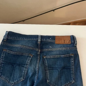 Ett par feta tiger of Sweden jeans, säljer pga att de blivit små för mig🥲 - Feta jeans i strl 31.