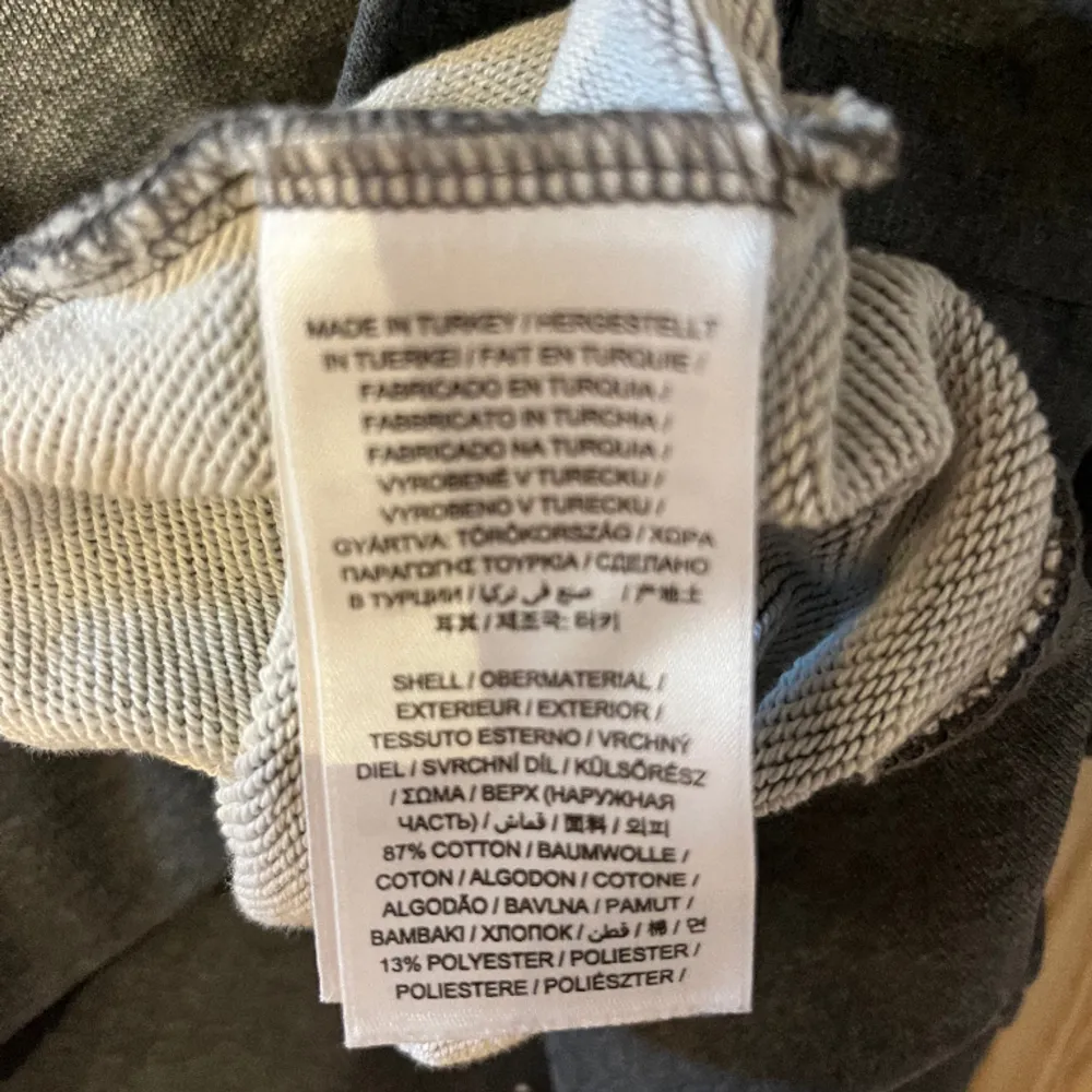 Hej! Jag säljer en grå gant hoodie i storlek 164 och i färgrn grå den har ett nypris på 1200 kr och är I 10/10 skick😇 Den har även anväds 2 gånger😇. Tröjor & Koftor.