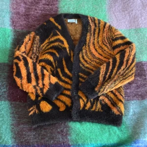 Weekday cardigan - Tjena säljer denna fina cardigan från Weekday  Cardiganen är i nyskick  Storlek M oversized  Kommer med extra knapp Vid frågor eller intresse skriv 