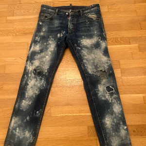 Dsquared2 Cool Guy Dan/Dean - Storlek 48 motsvarar 31-32 god skick tyvärr inget kvitto därav rabatterat pris  Äkta självfallet inköpt för 3 år sen ungefär för 4500  