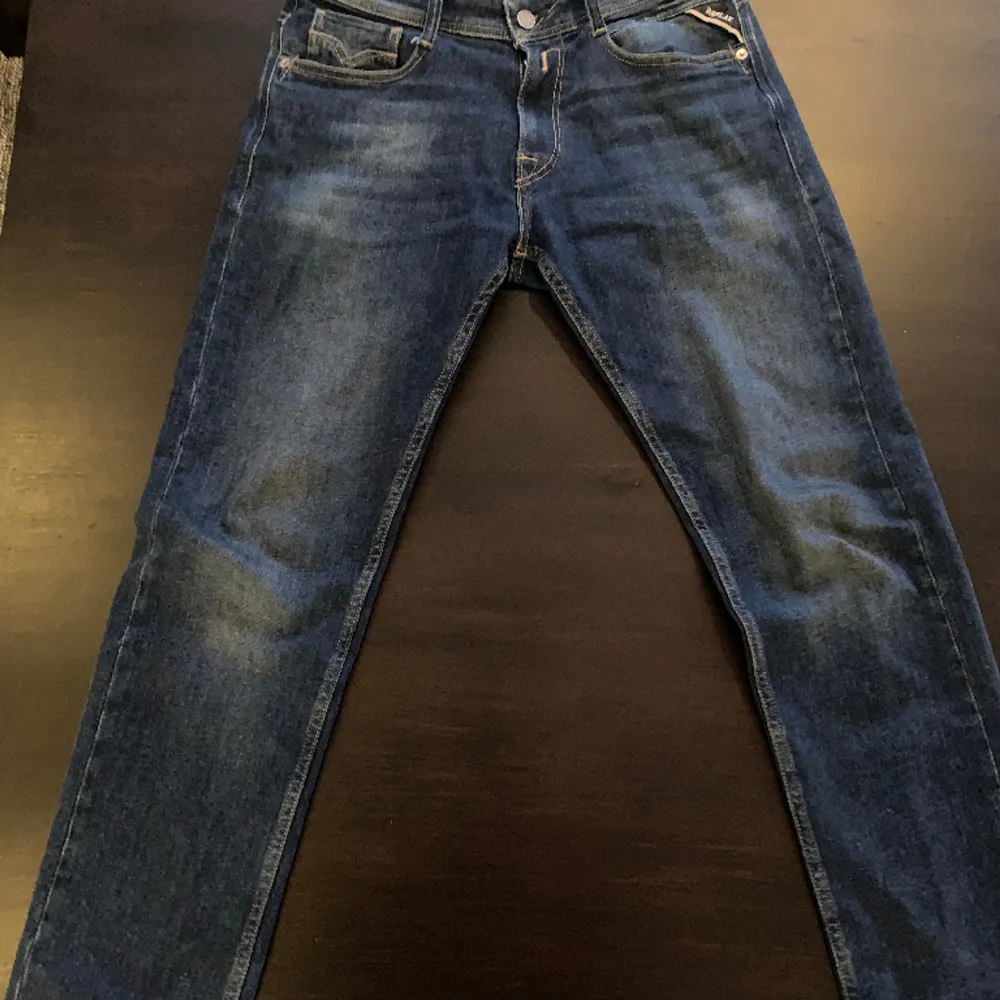 Snygga replay jeans som är knappt använda. Modellen är Rocco och sitter Slim/straight. Inköpt för 1400. Jeans & Byxor.