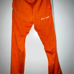 Palm angels tracksuit i orange färg. Den har inga skador eller defekt nånstans. Säljes i hopp om att hitta en som passar den bättre än mig!   frakt står på köparen🙏🏻 