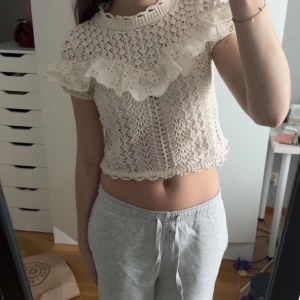 zara tröja/topp - säljer denna söta topp från zara då den tyvärr är för kort för mig. storlek s men sitter mer som en xs! jag är 173💞💞inga defekter. pris kan diskuteras 