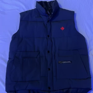 Canada goose väst  - Tja nu säljer jag min canada goose väst, de är en ganska gammal modell! Jag säljer den billigt eftersom jag inte vet om den är äkta! Om ni är intresserade skicka iväg ett meddelande samt frågor!