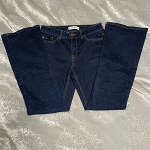 Bootcut jeans - sitter mid rise, som nya.  34cm midja  72cm innerbenslängd, jag e 167cm