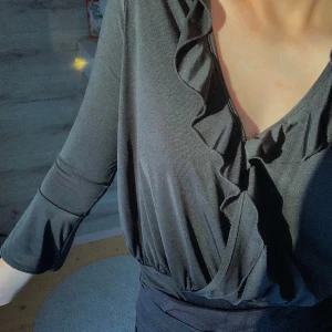 Svart blus  - En svart body som knappt är använd m❤️ i storlek s