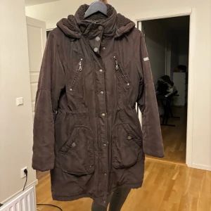 Brun jacka med luva - Brun jacka med luva. Storleken är runt 38 eller 40. Köparen står för frakten💕