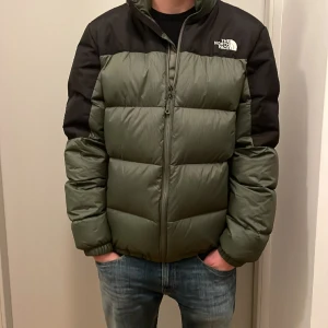 the north face  - dunjacka ny skick, köpt i Åhléns, storlek M, Nästan aldrig använd.