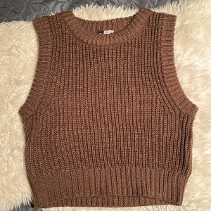 Stickad väst - Stickad brun väst Storlek: xs  Från HM Säljes för 20kr+fraktpris