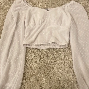 Snygg top  - Fin top i vit.