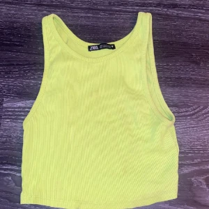 Zara neongrön - Neongrön topp, har en fläck som inte går bort och den syns på bilden 