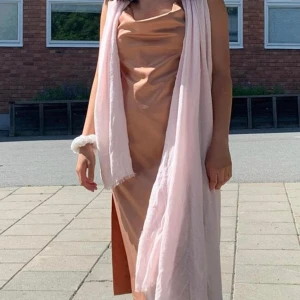 Satinklänning - Champagne färgad satinklänning som är alldeles för stor på mig som är 157. Skulle passa ngn som är runt 170 typ😀 Skriv för fler bilder
