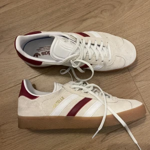 Adidas Gazelle - Säljer dessa adidas skor som tyvärr knappt kommit till användning. Superfina men inte riktigt min stil :)