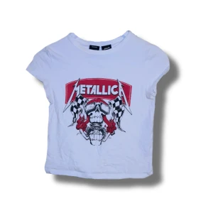 Metallica band tee  - Metallica band tee i bra skick, köpt på berskha i polen. Nypris: 149kr. Tvättar innan jag postar/träffar upp. Har du frågor, vill ha fler bilder/bilder på, prisförslag eller annat tveka inte att höra av dig 