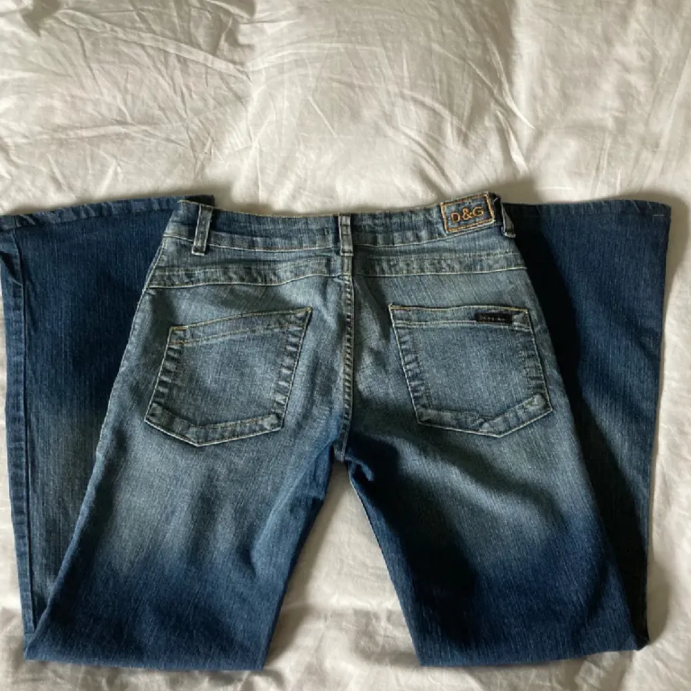 Ett par lågmidjade bootcut jeans i fint skick, nästan oanvända✨ . Jeans & Byxor.