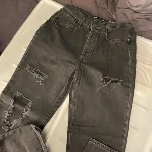 Svarta raka jeans från Zara med slitningar, aldrig använda så de är i jättebra skick!🩷