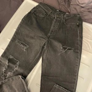 Jeans - Svarta raka jeans från Zara med slitningar, aldrig använda så de är i jättebra skick!🩷
