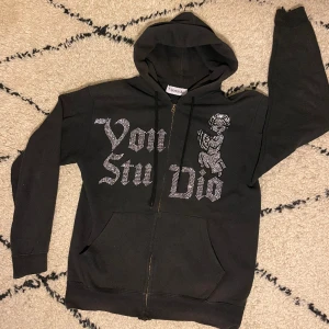 Vonstudio rhinestone - Hej, säljer min fina och snygga rhinestone ziphoodie i st S, pga den blivit för liten . Köpt för 700 och inga tydliga tecken på användning. Hör av dig vid frågor eller funderingar. Skickas spårbart via PostNord. Pris kan diskuteras vid snabb affär. 