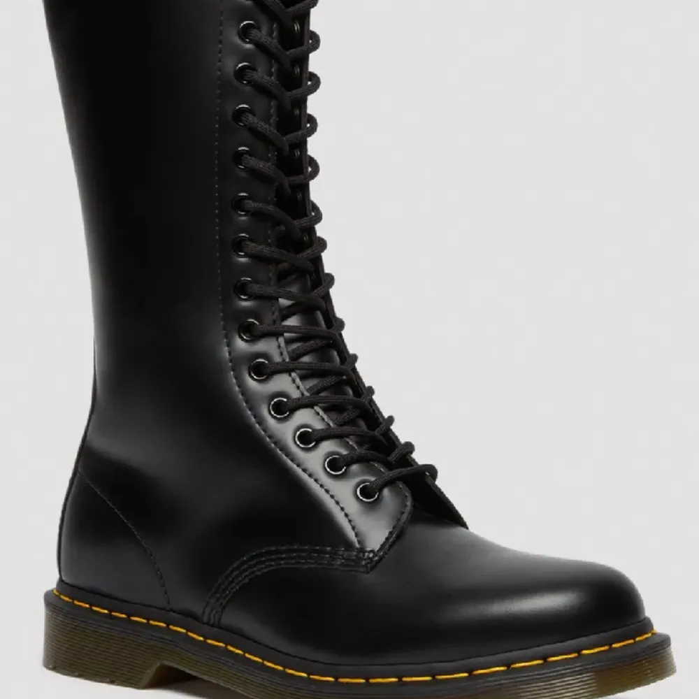 Super coola dr martens skor! Dom är nästan helt nya och använda max 5 gånger! Säljer då dom tyvärr är en storlek för små på mig! Ny pris ligger på 2.300kr. Skor.