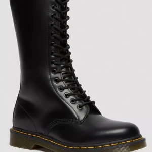 Dr martens skor - Super coola dr martens skor! Dom är nästan helt nya och använda max 5 gånger! Säljer då dom tyvärr är en storlek för små på mig! Ny pris ligger på 2.300kr