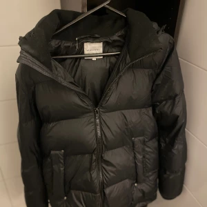 Vinterjacka - En varm dunjacka. Storlek S men sitter som M