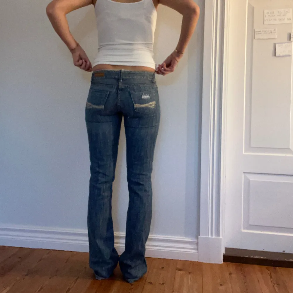 Lågmidjade vintage jeans.  Jag på bilden är 170cm.  Midjemåttet: 37cm (sida till sida)  Lårmått:24 cm  Inerbenslängd: 84cm Inga defekter 💕 använd dig utav köp nu🫶 . Jeans & Byxor.