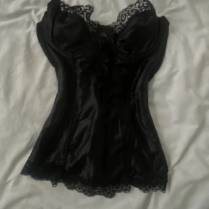 Korsett-top - Skitfin korsett top med spets. I jättebra skick. Passar xs-m med kupa A-C. Den passar inte mig så kommer inte skicka bilder med den på. Bara att skriva om man har mer frågor!🥰