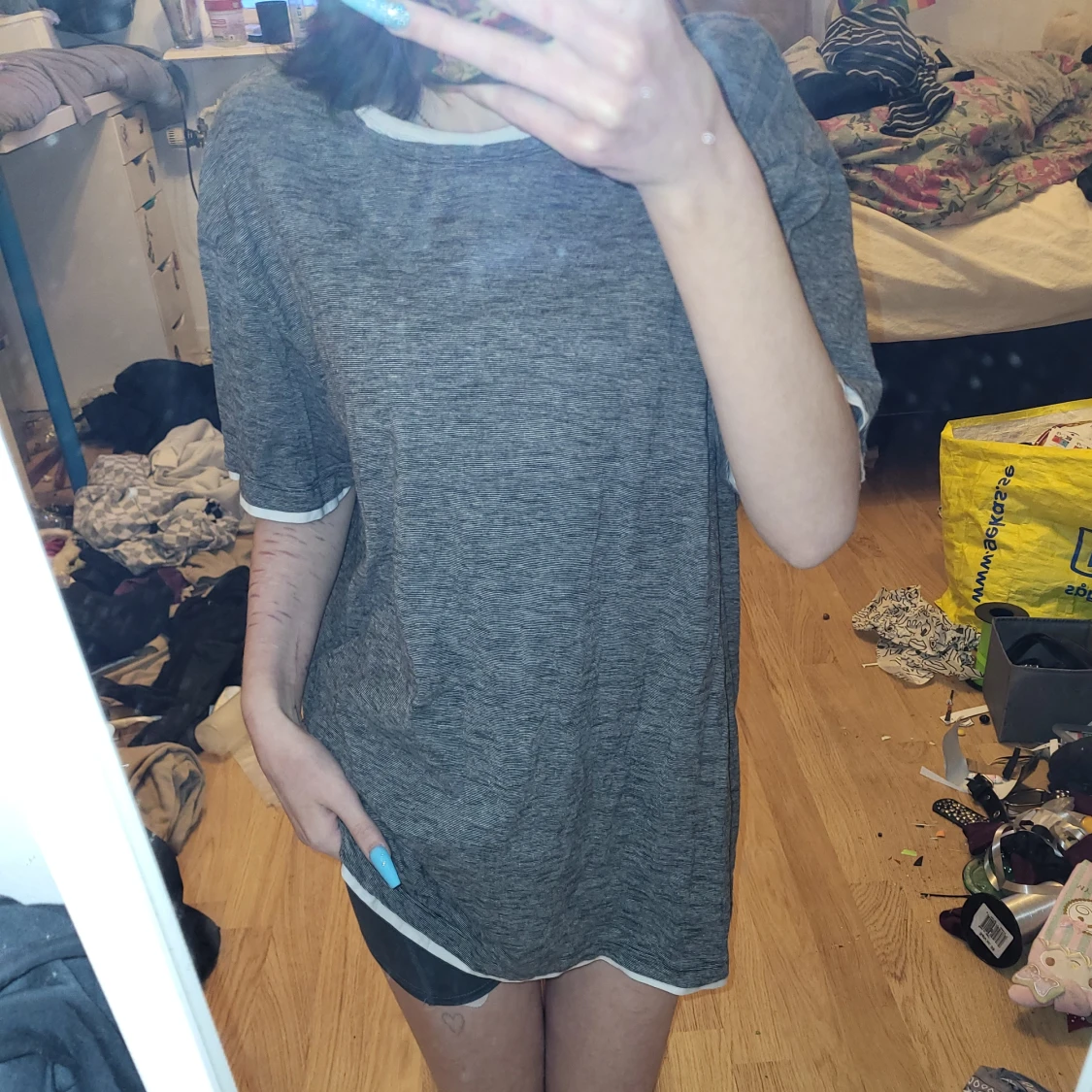 En grå tröja  - 91