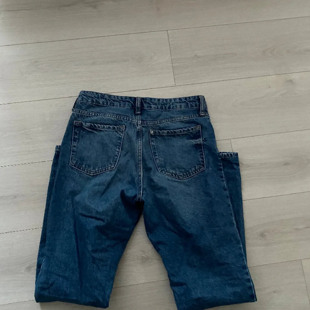 Lågmidjade jeans från H&M. Dom är straight i modellen och har inga skador. Kom privat för mer bilder!!. Jeans & Byxor.