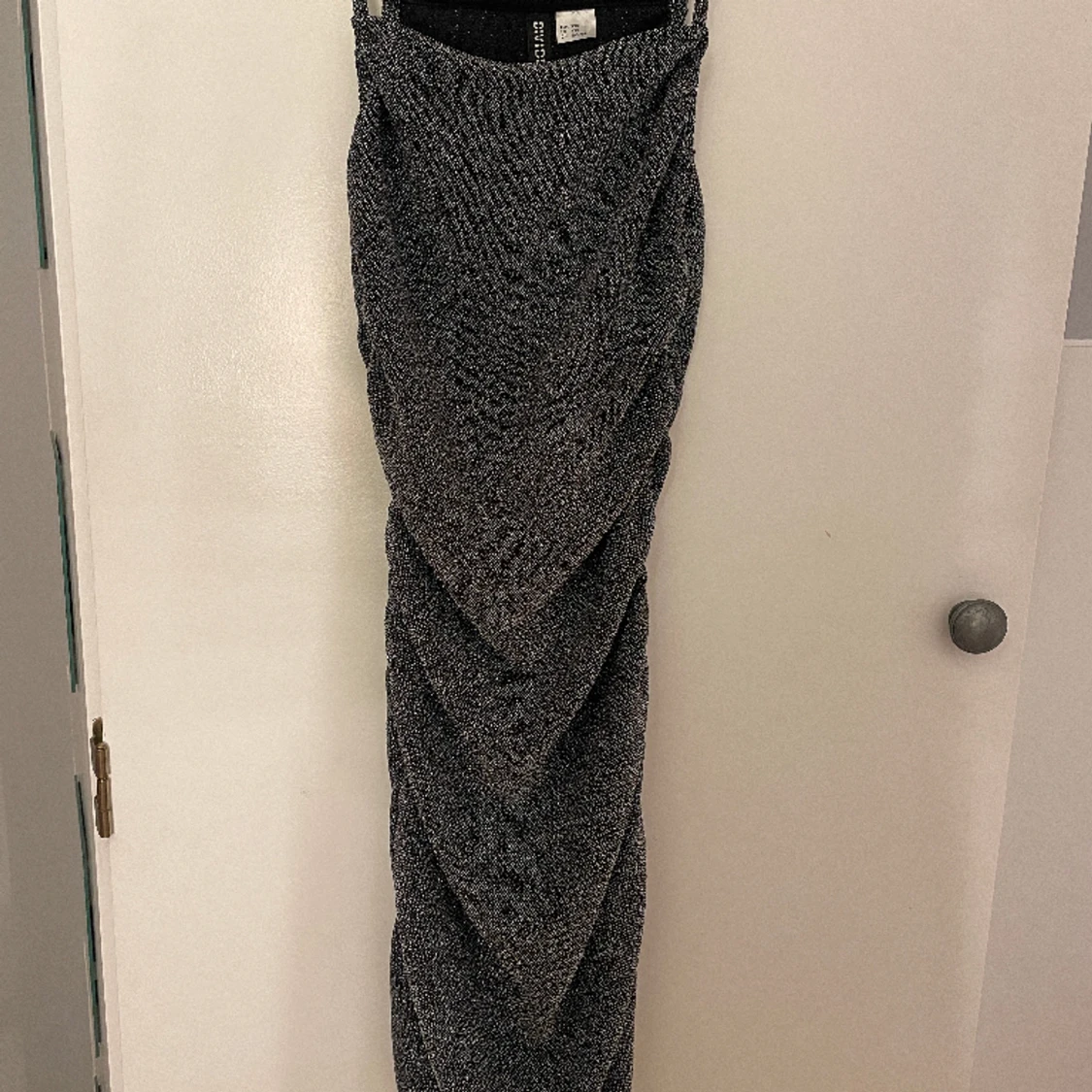 tajt glittrig klänning från hm - 90