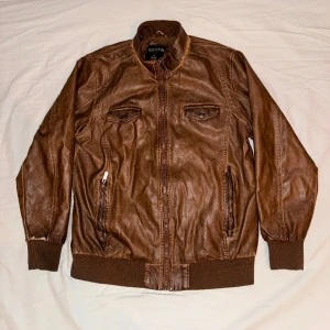 Vintage läderjacka  - Välanvänd läderjacka märke Identic Storlek L Köpt second hand  