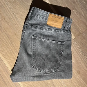 Jack and Jones Jeans - Riktigt snygga Jack and Jones JJChris i storlek 29/30. Nyskick (9,5/10)., Har nästan inte använts och är som nya, köpta i höstas från Jack and Jones hemsida.  Skriv för fler frågor//Carl
