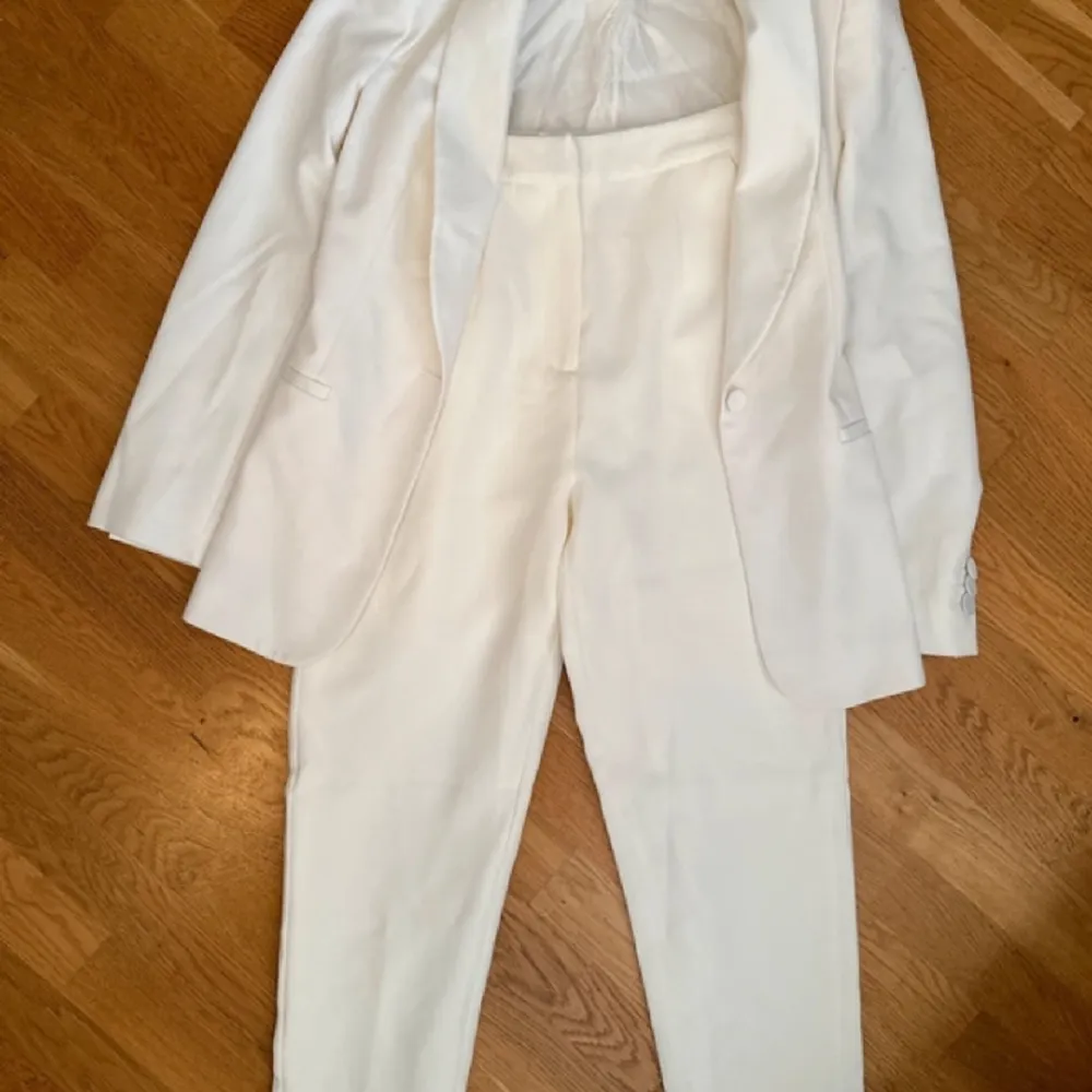 Passar till den vita kavajen, vita bridal kostymbyxor i strl: 36. Aldrig använda. Från asos . Jeans & Byxor.