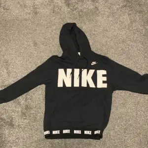 Svart Nike hoodie. Storlek small. 