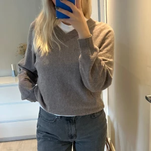 Stickad tröja från Wera - Tröja från Wera i en fin begie färg.  I bra skick, men använd! 