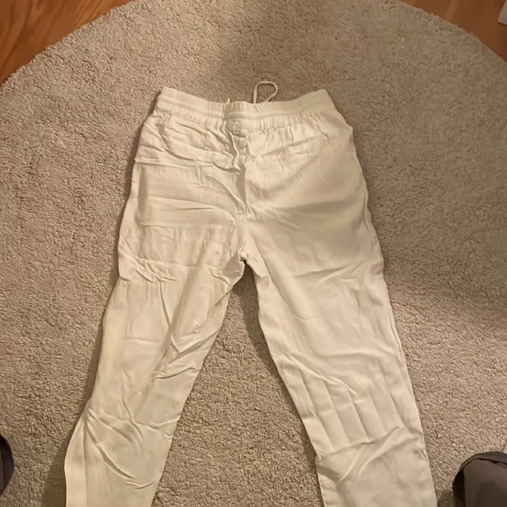Ett par linnebyxor som är korta i modellen med fake fickor bak till. Använd några förtal gånger.. Jeans & Byxor.
