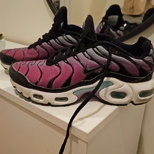 Nike air max tn - Nike air max tn skor säljs pga att de ät för små. Lila/blå. Storlek 35.5. Begagnade. Ni betsöar för frakten.